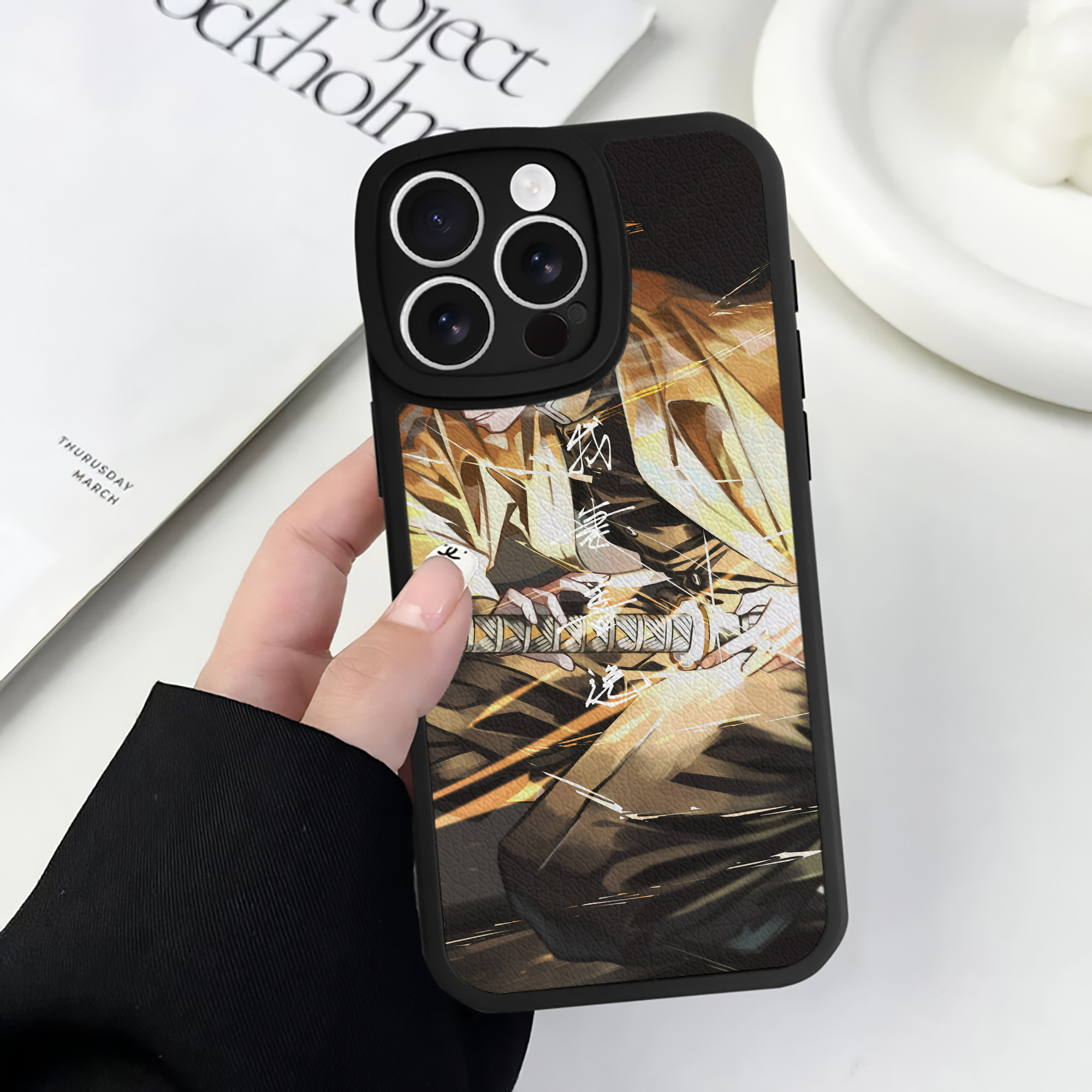 （画像用） 鬼滅の刃（きめつのやいば）我妻 善逸／あがつま ぜんいつ Agatsuma Zenitsu 【iPhone 16シリーズ対応】シリコンスマホケース（レザー調） 材質：シリコン
